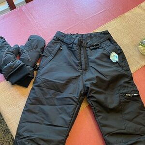 Kids ski pants black size medium 10/12 - comes with gloves